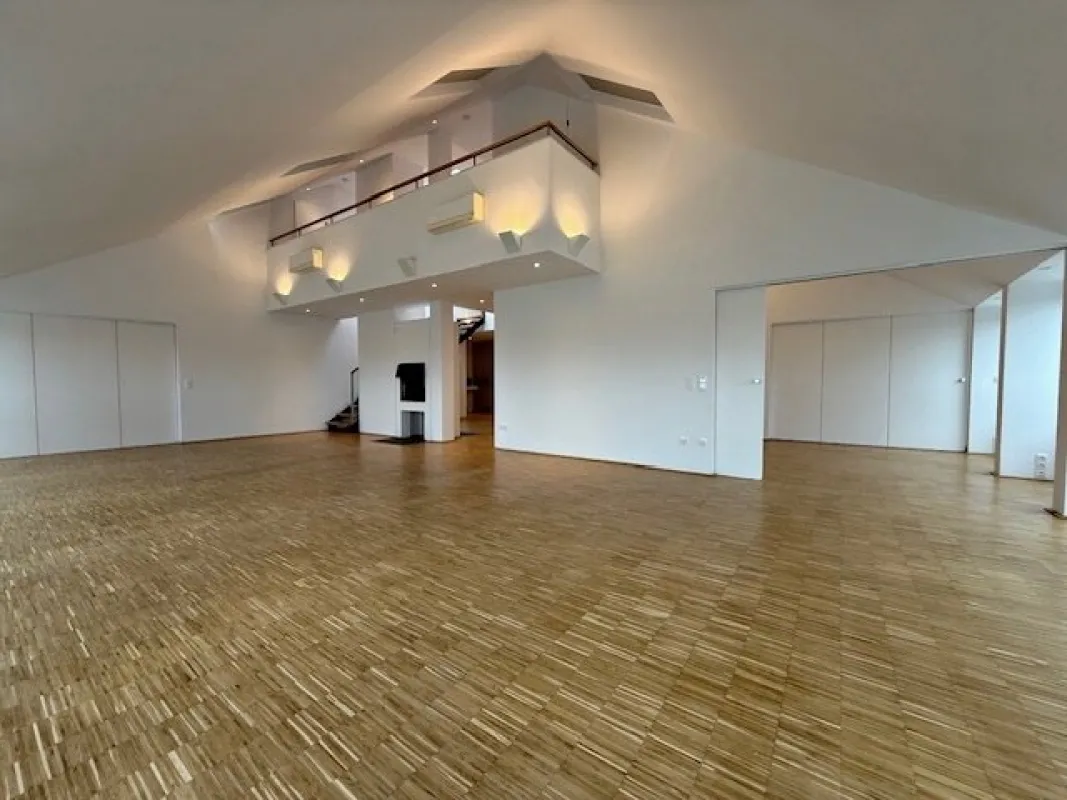Dachgeschoßmaisonette: großzügiger Wohnraum, Terrasse mit Rundumblick, 2 Schlafzimmer - Bild 1