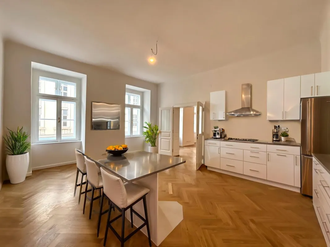 1090! Repräsentative 5-Zimmer Altbauwohnung in toller Lage nahe Votivkirche! GENERALSANIERT! - Bild 1