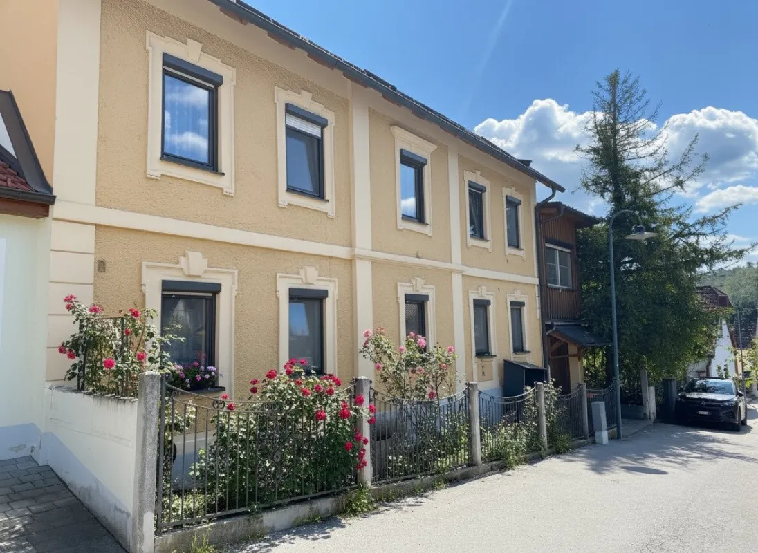 Einfamilienhaus mit Dachterrasse über 3 Ebenen – Großzügige Wohnfläche in Berndorf - Bild 1