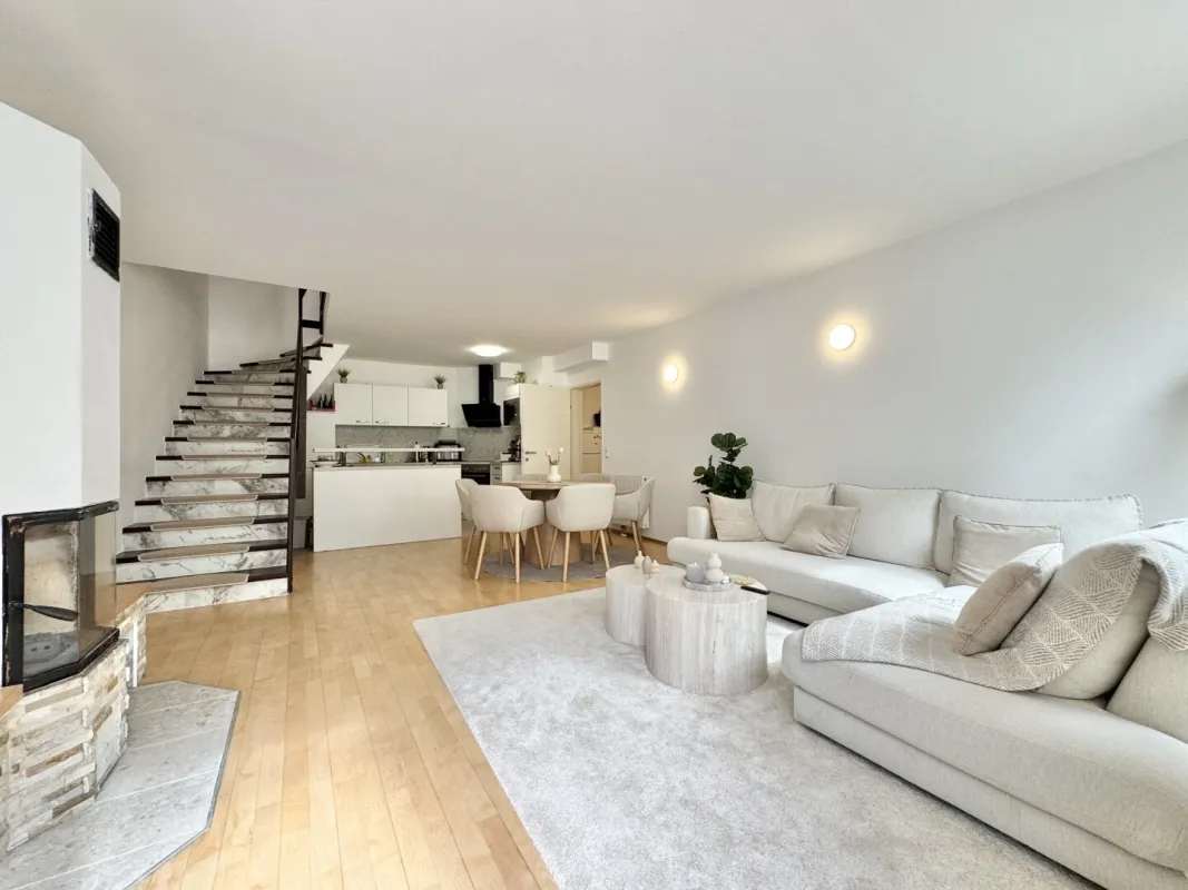 MODERNE 4 ZIMMER-MAISONETTE + KAMIN + WINTERGARTEN + GARAGE BEI U1 KAGRANER PLATZ - Bild 1