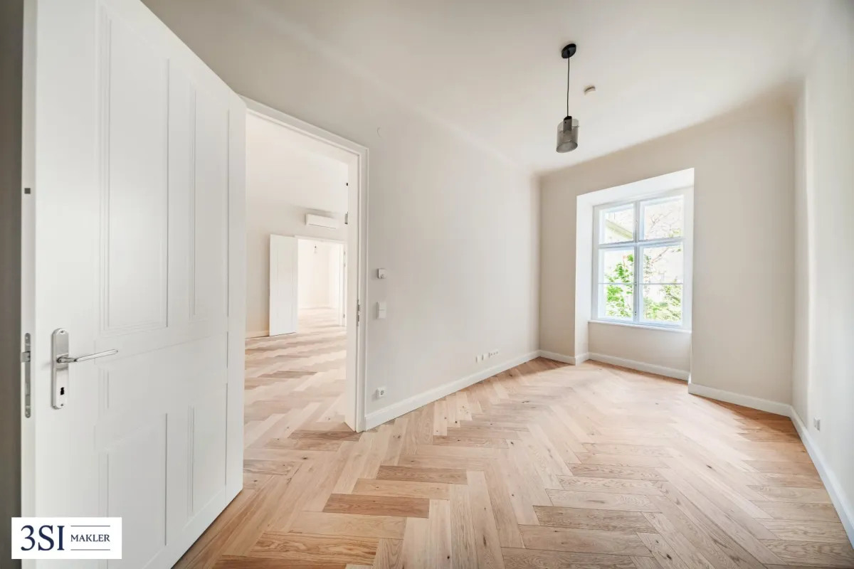 Wohnen beim Schloss Belvedere: Erstbezug im Stilaltbau mit 2 Balkonen und Klimaanlage! - Bild 1