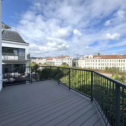 Mit Blick ins Grüne - Großzügiger Erstbezug nach Sanierung - Luftige 4-Zimmer Wohnung in Hernals mit über 3 Metern Raumhöhe - Bild 3