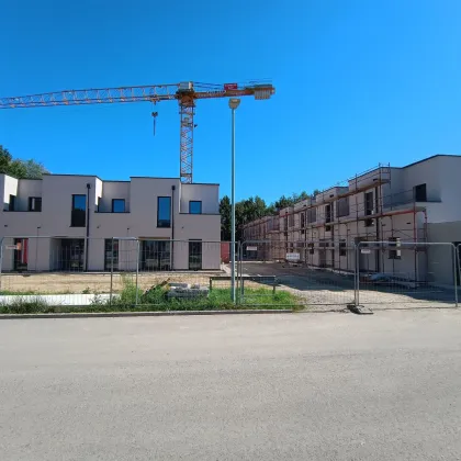 Eckreihenhaus mit tollen Außenflächen - Stadt trifft Natur - Eigengarten + Terrasse + 2 Balkone! - Bild 2
