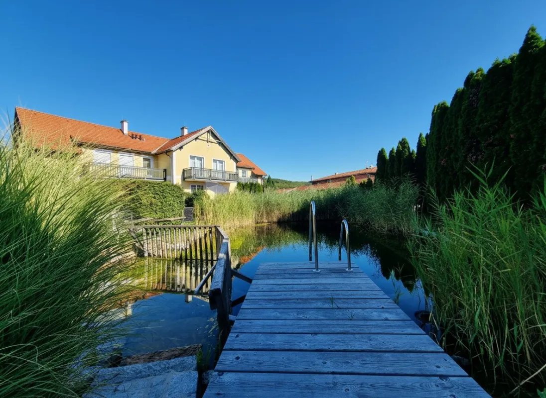 Naturnahes Wohnen mit exklusivem Extra: Schwimmteich in der Anlage - Bild 1