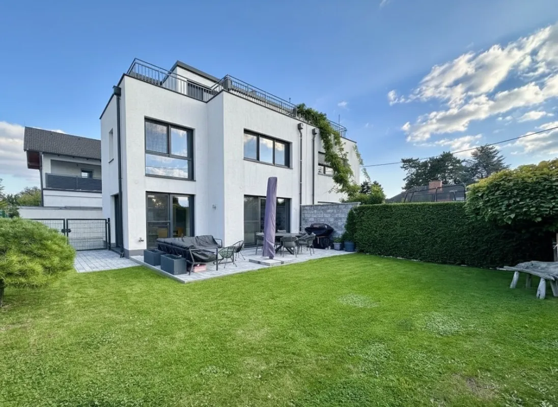 Modernes Traumhaus mit großer Dachterrasse und ausgebautem Wohnkeller, Seeblick inklusive! - Bild 1