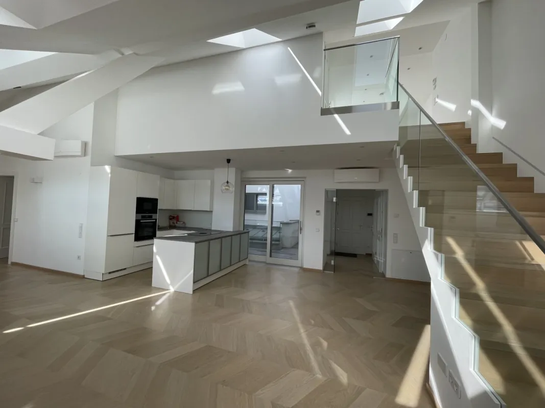 4 Zimmer-Maisonetten-Wohnung mit einer Terrasse und Studio - Bild 1