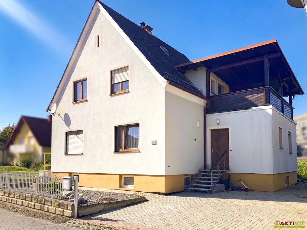 Großzügiges Wohnhaus mit Potenzial auf 860 m² Grundstück. - Bild 1