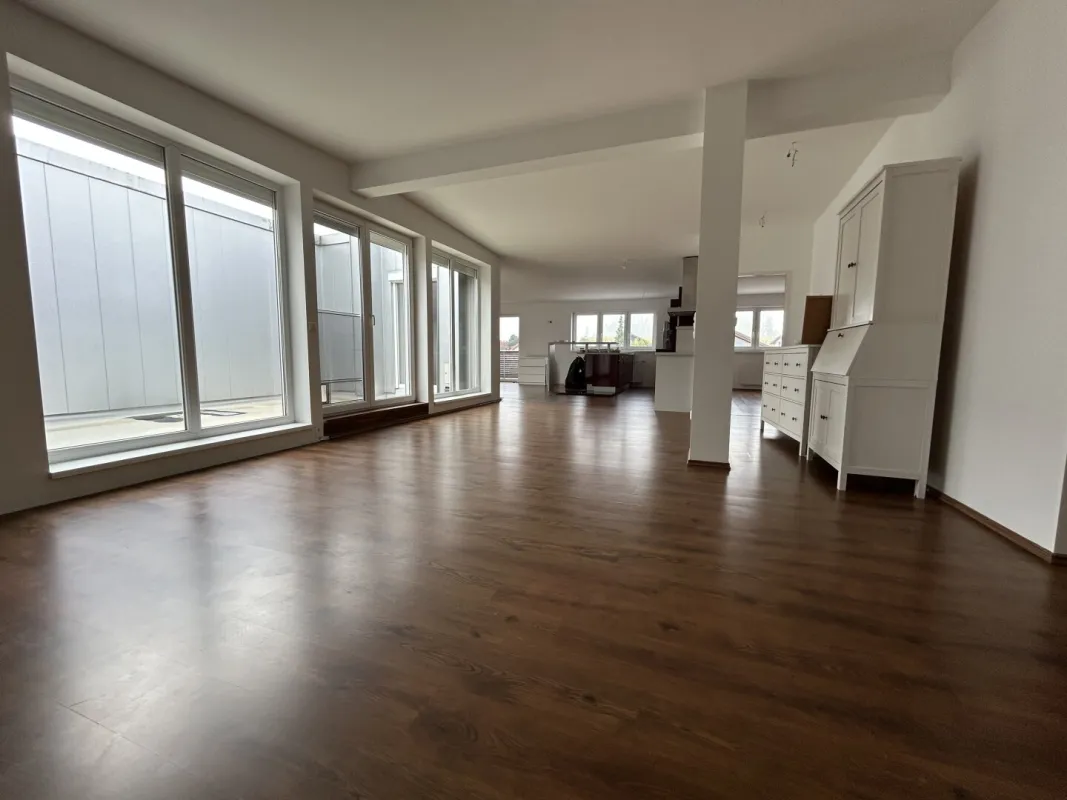 Traumhafte Dachgeschoßwohnung in Lenzing - 151 m² + 24m² Atrium, 4 Zimmer, Balkon & Garage! - Bild 1