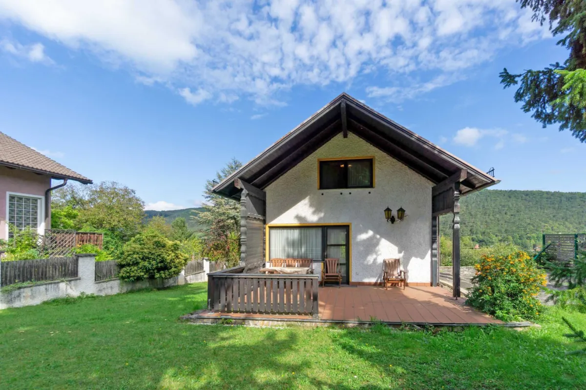 Idyllisches Landhaus in Wohnsiedlung am Waldesrand mitten im Triestingtal, südliches Bergland vor Wien - Bild 1