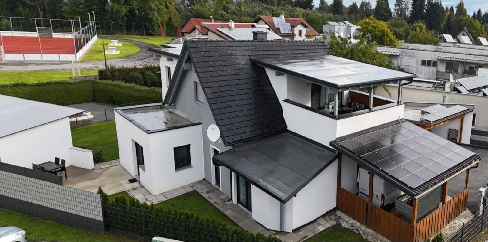Großzügiges Einfamilienhaus mit 2 Wohneinheiten und Pool - Bild 1