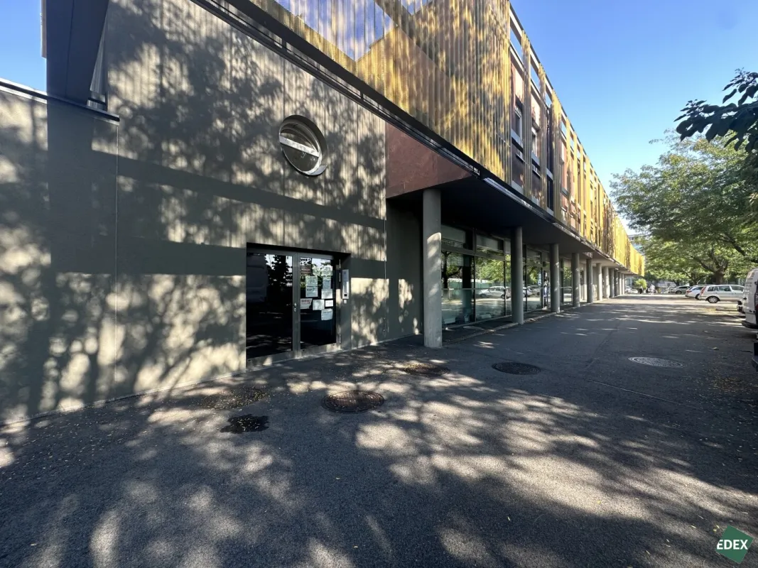Repräsentative Gewerbefläche mit vielfältigen Nutzungsmöglichkeiten auf der Simmeringer Hauptstraße! - Bild 1