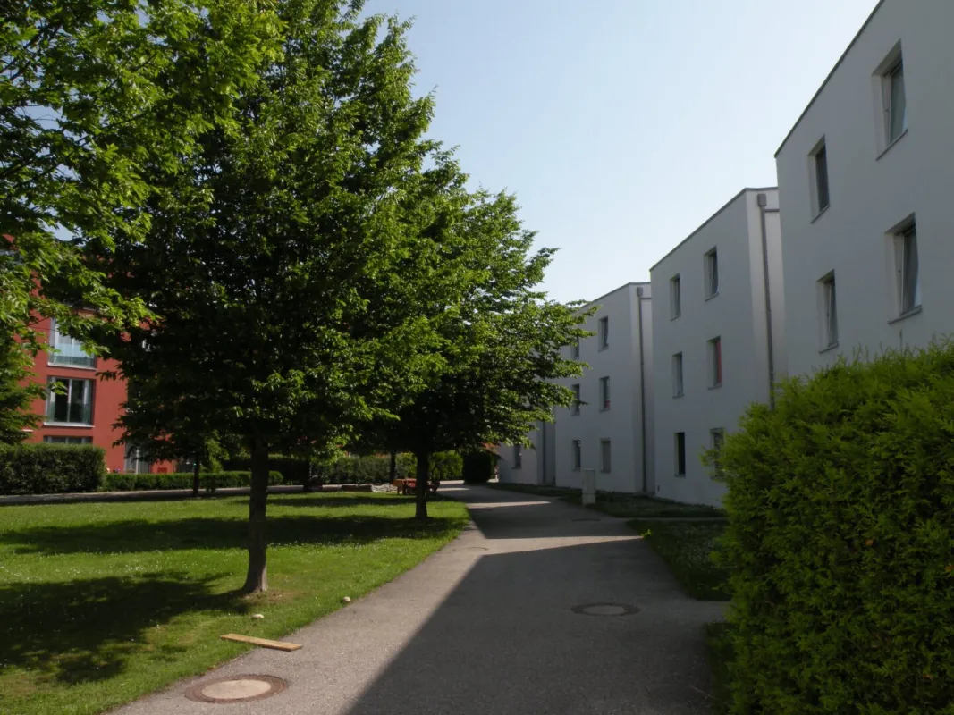 Lichtdurchflutete Wohnung mit Garten zu vermieten - inkl. Tiefgaragenstellplatz & Einbauküche! - Bild 1