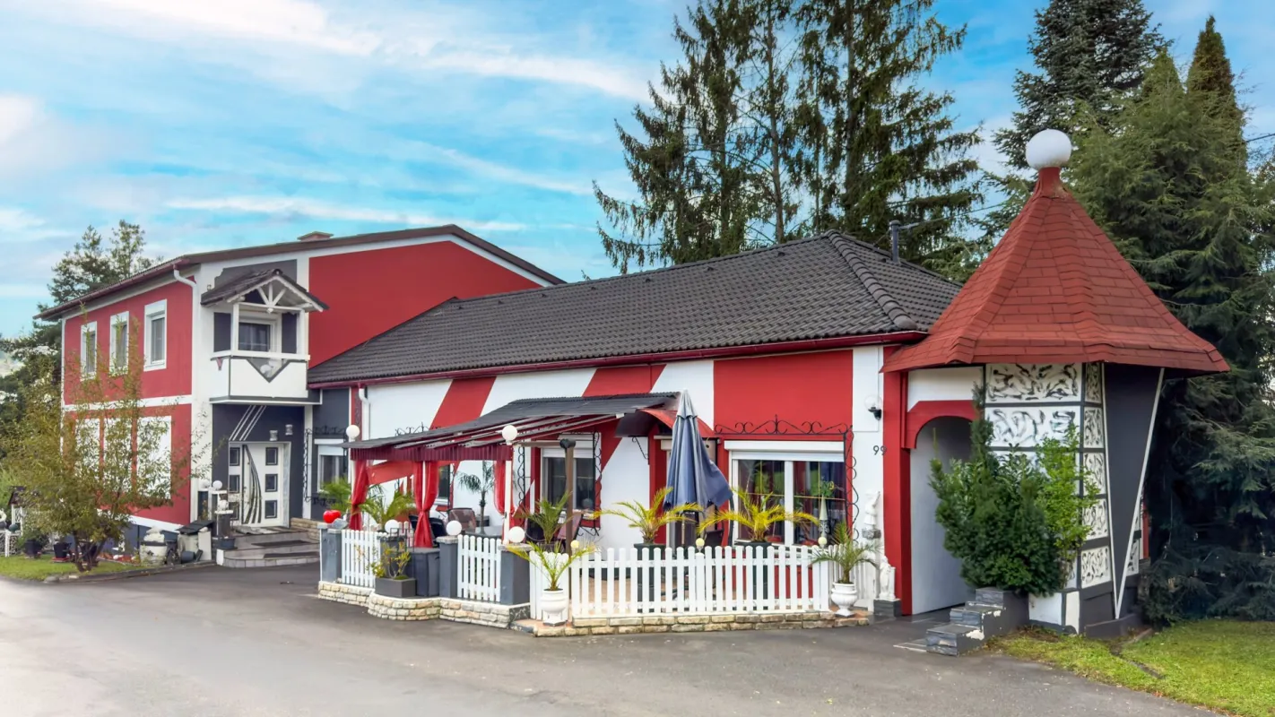 Großzügiges Mehrfamilienhaus mit vielseitigem Wohnkonzept und charmantem Gartenparadies - Bild 1