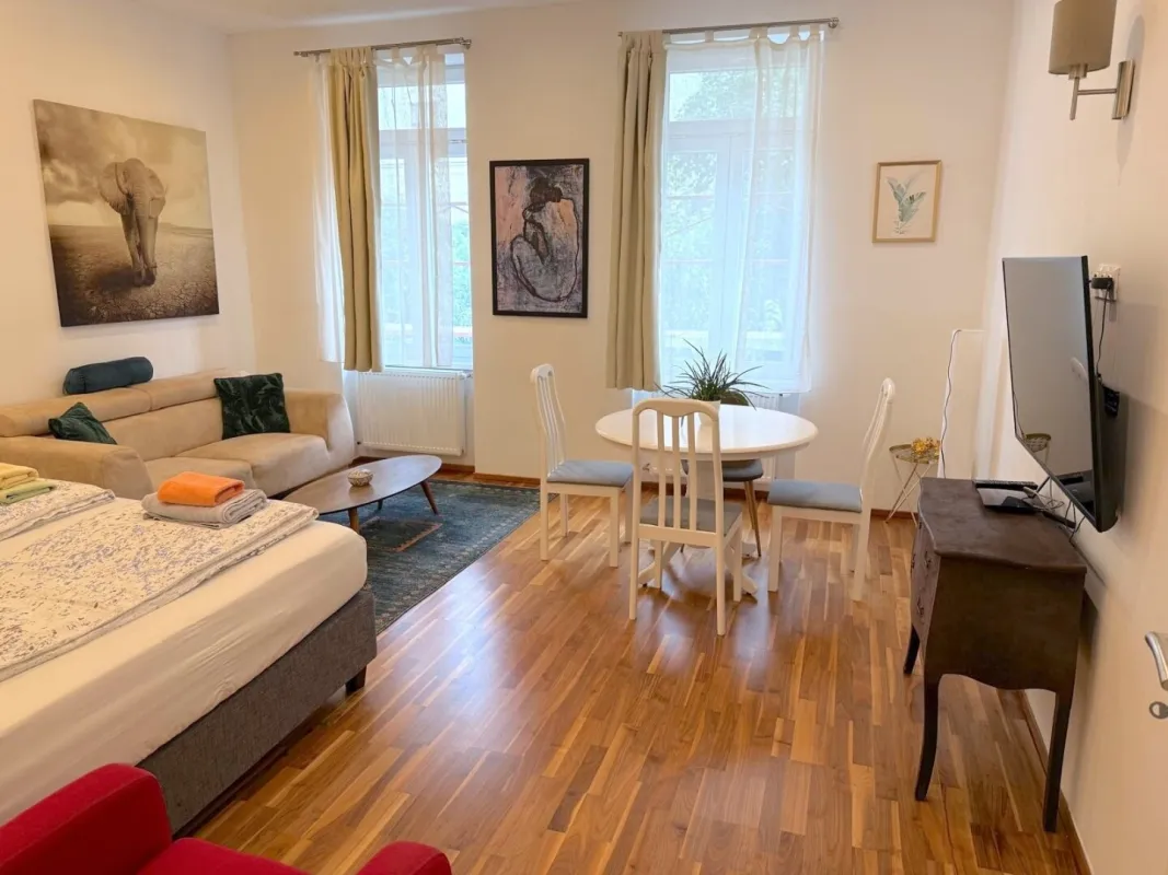 Seltene Gelegenheit | 2-Zimmer Altbauwohnung mit hofseitigem Balkon - Bild 1