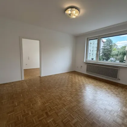Charmante 3-Zimmer-Wohnung mit idealer Raumaufteilung in bester Ausstattung Nähe SALK - Bild 2