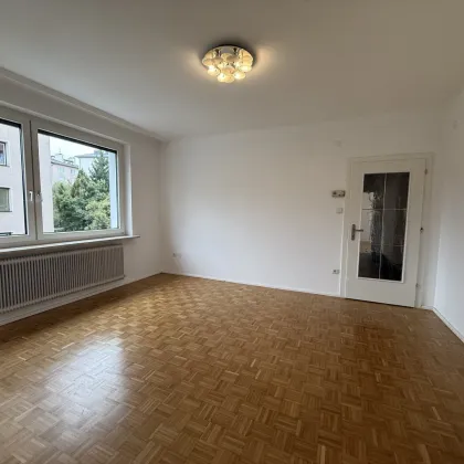 Charmante 3-Zimmer-Wohnung mit idealer Raumaufteilung in bester Ausstattung Nähe SALK - Bild 3