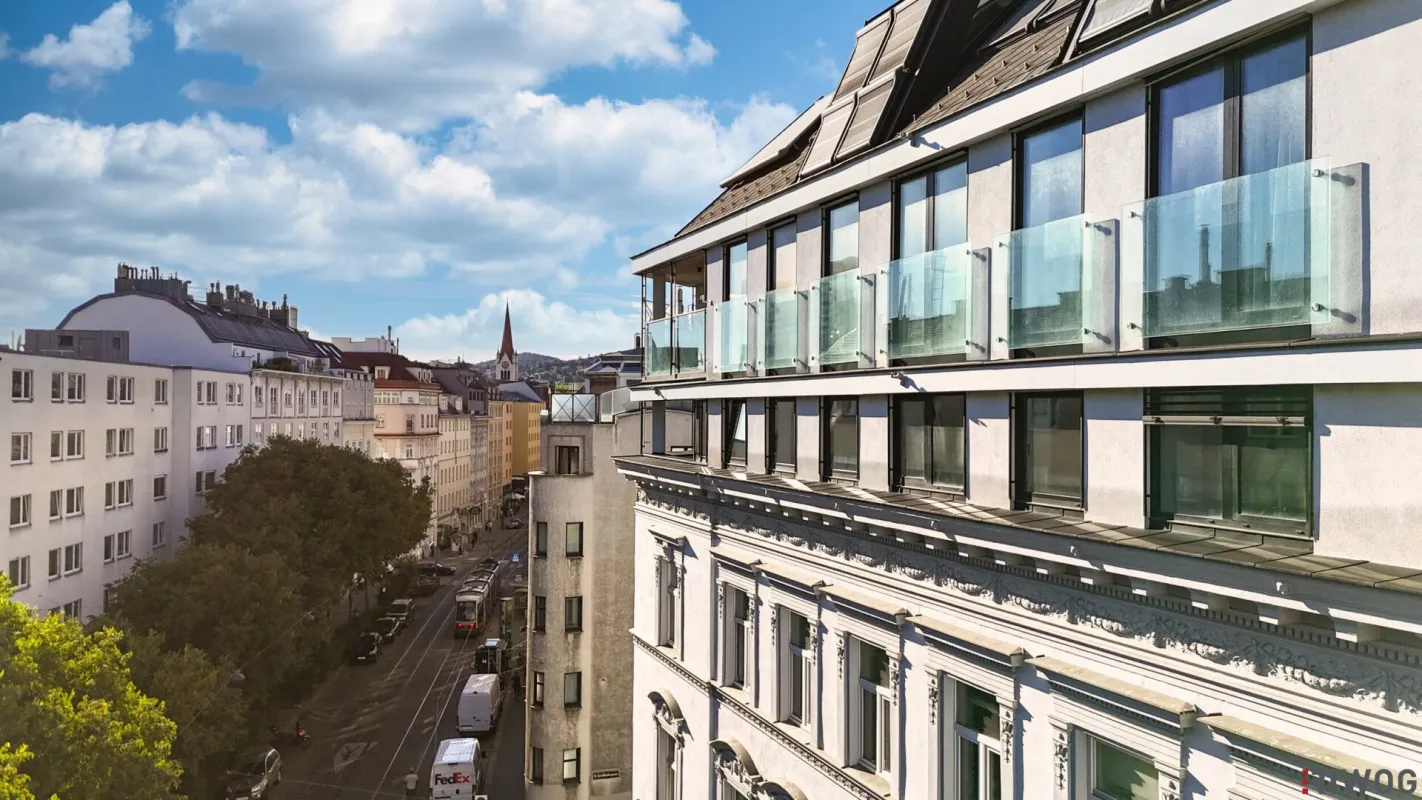Altbau-Chic im Dachgeschoss | 3-Zimmer Balkonwohnung mit Klimaanlage und Fußbodenheizung - Bild 1