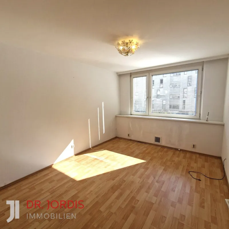 Familiengeeignete 3 Zimmerwohnung, mit gutem Grundschnitt, leichter Sanierungsbedarf, auch als Anlegerobjekt - Bild 1