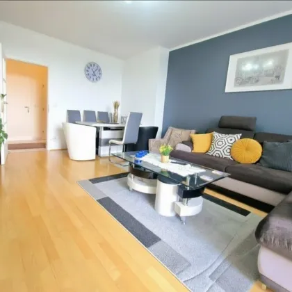 HELLE 3-ZIMMER-WOHNUNG (77m²) MIT LOGGIA UND FERNBLICK - Bild 2