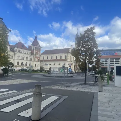 EINFACH GENIAL! TOLLES ZINSHAUSPAKET! NEU ERRICHTETES WOHN- und GESCHÄFTSHAUS DIREKT AM HAUPTPLATZ! - Bild 2