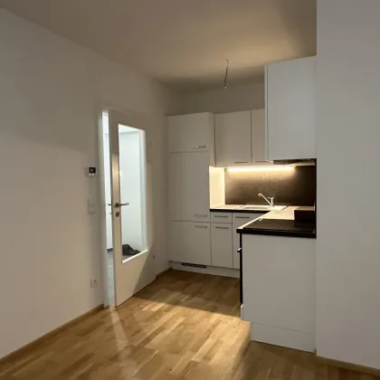 HIMMLISCH! Lassen Sie sich begeistern! Helle 2-Zimmer-Neubauwohnung mit großzügigem Balkon, exklusiver Tischlerküche und Tiefgaragenplatz! - Bild 2