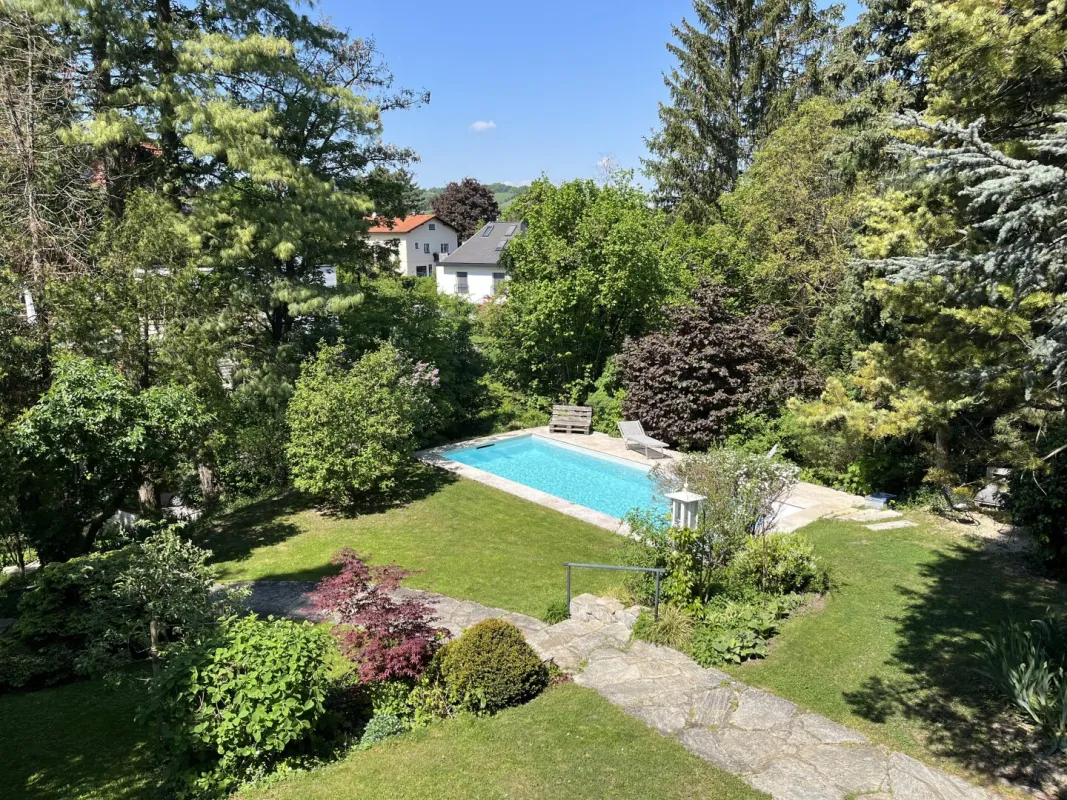 Idyllische Landhausvilla mit Pool in Grünruhelage am Kahlenberg - Bild 1