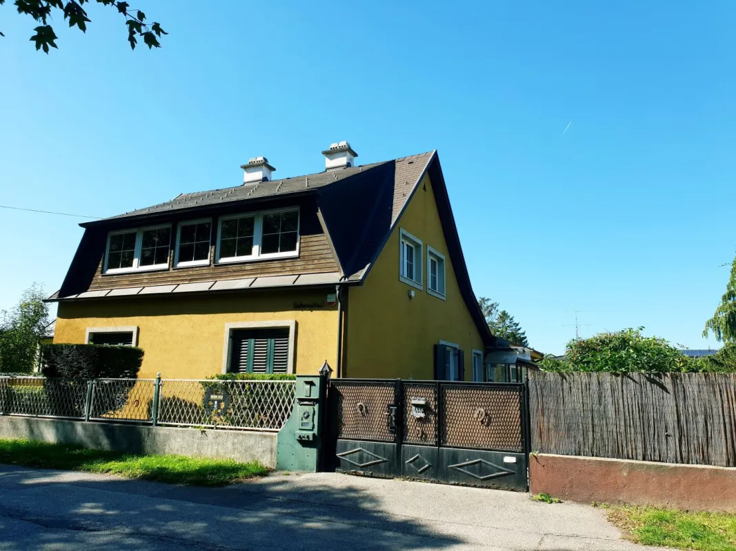 Einfamilienhaus mit Nebengebäude + großem Grundstück! - Bild 1