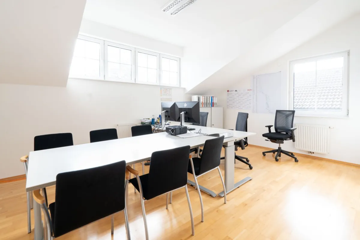 Komfortables 2-Zimmer Büro mit Küche & Bad im 1. OG in Pinsdorf zu mieten! - Bild 1