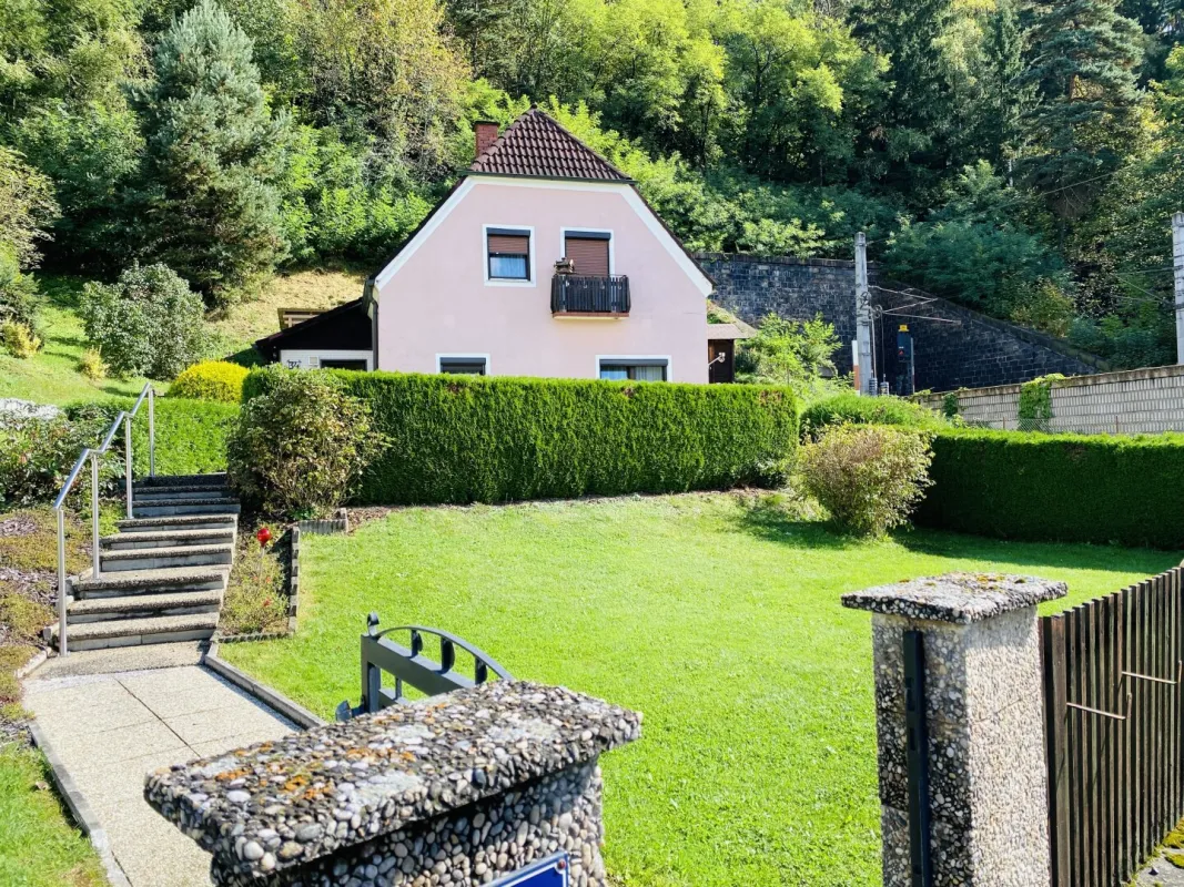 Charmantes Einfamilienhaus mit Waldgrundstück in Sackgassenlage und gepflegtem Garten - Bild 1