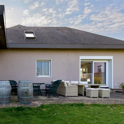 Ihr Traum-Bungalow in Wolkersdorf: Gepflegte 3 - 4 Zimmer-Oase mit Terrasse, Garage und großem Garten! - Bild 2