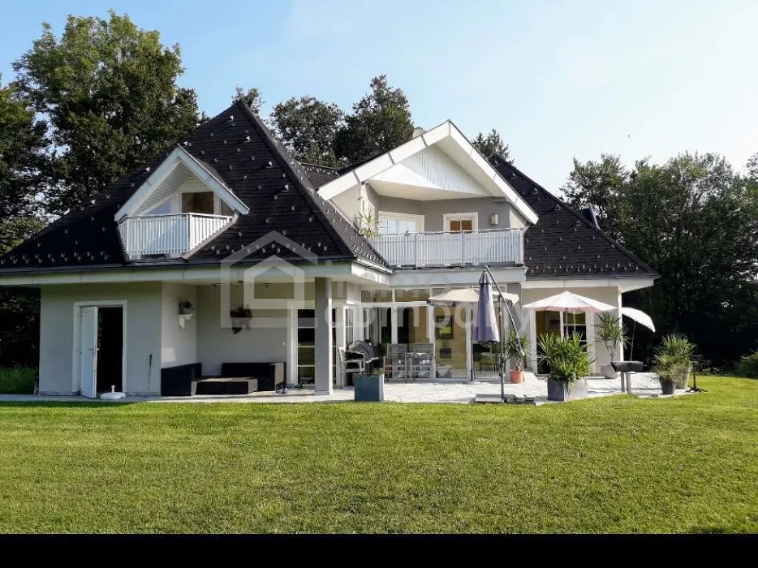 Villa in Einzellage und möglicher zusätzlicher Bebauung mit 5 Doppelhäusern - Bild 1