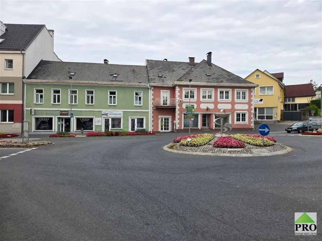 Mehrparteienhaus im Stadtzentrum Heidenreichstein gegenüber der Wasserburg - Bild 1