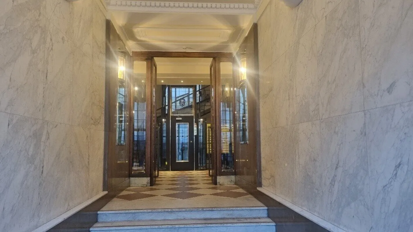 Lichtdurchfluteter Altbau beim Alten AKH - Bild 1