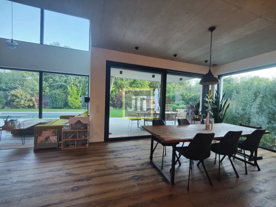 Exklusives Architenktenhaus mit Pool und Doppelgarage - Bild 1