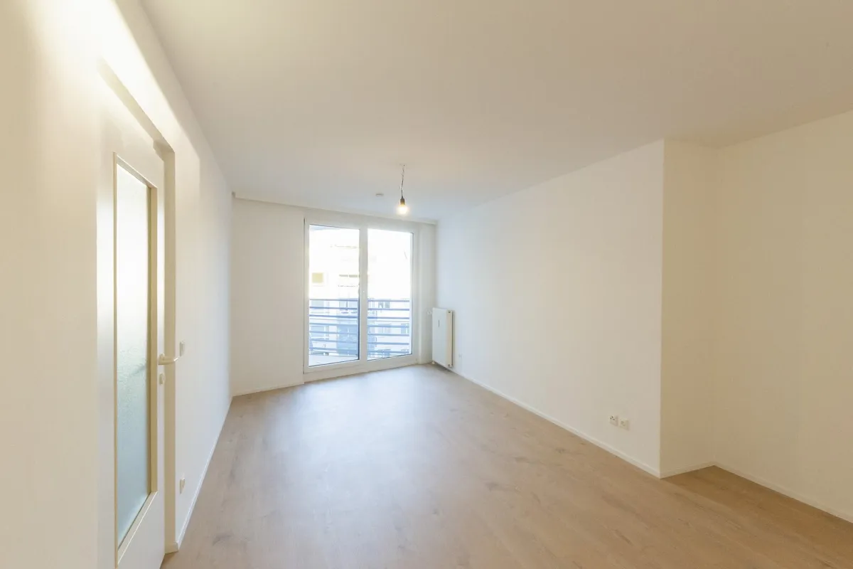 Teilrenovierte 3 Zimmer Wohnung | Großzügige Loggia, hohe Stockwerkslage, smarte Aufteilung - Bild 1