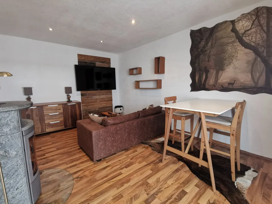 Bezugsfertige, voll möblierte Wohnung mit Balkon und Parkplatz - Bild 1