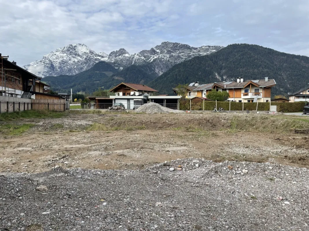 Zum Verkauf steht ein Grundstück in Saalfelden Ortsteil Uttenhofen - Bild 1