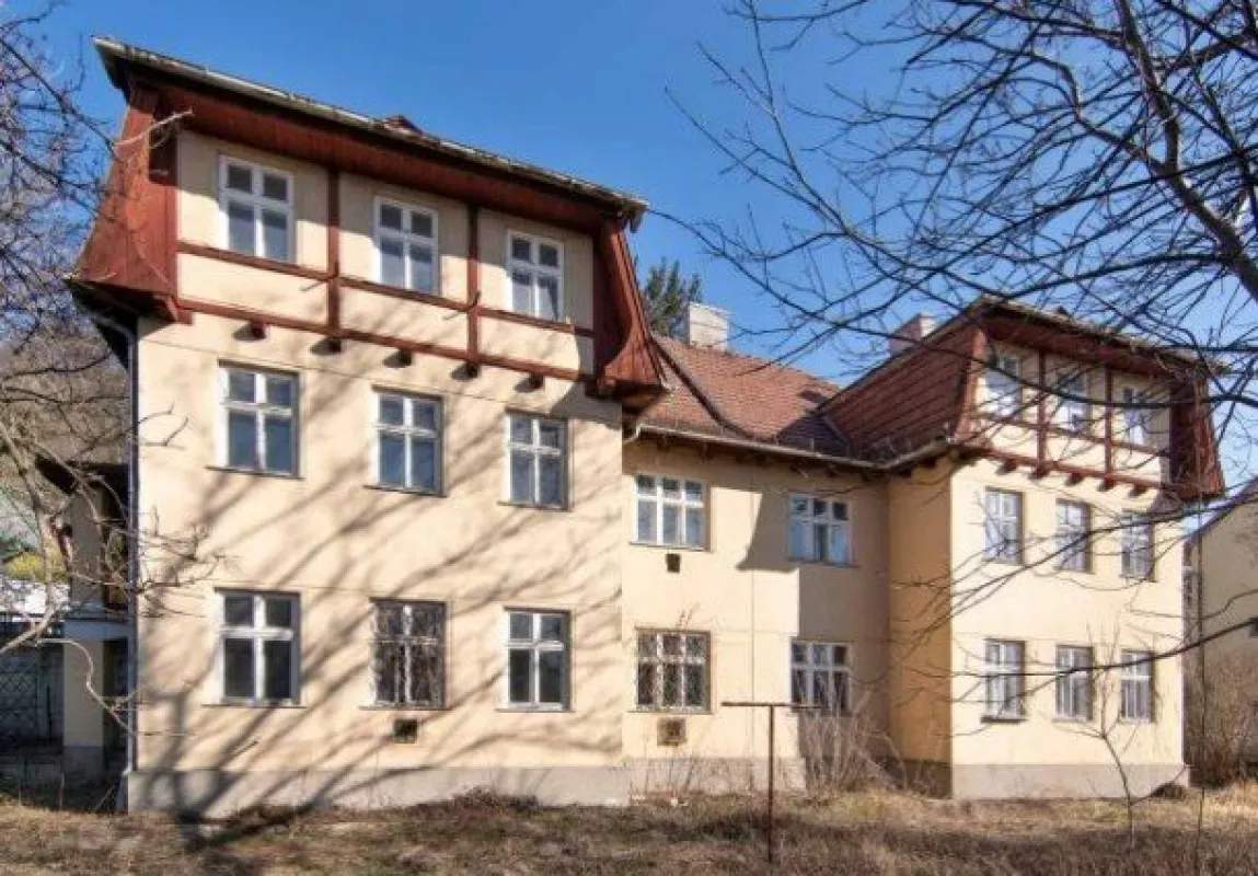 Leeres Entwicklungszinshaus mit 10 Wohnungen zu verkaufen - Bild 1