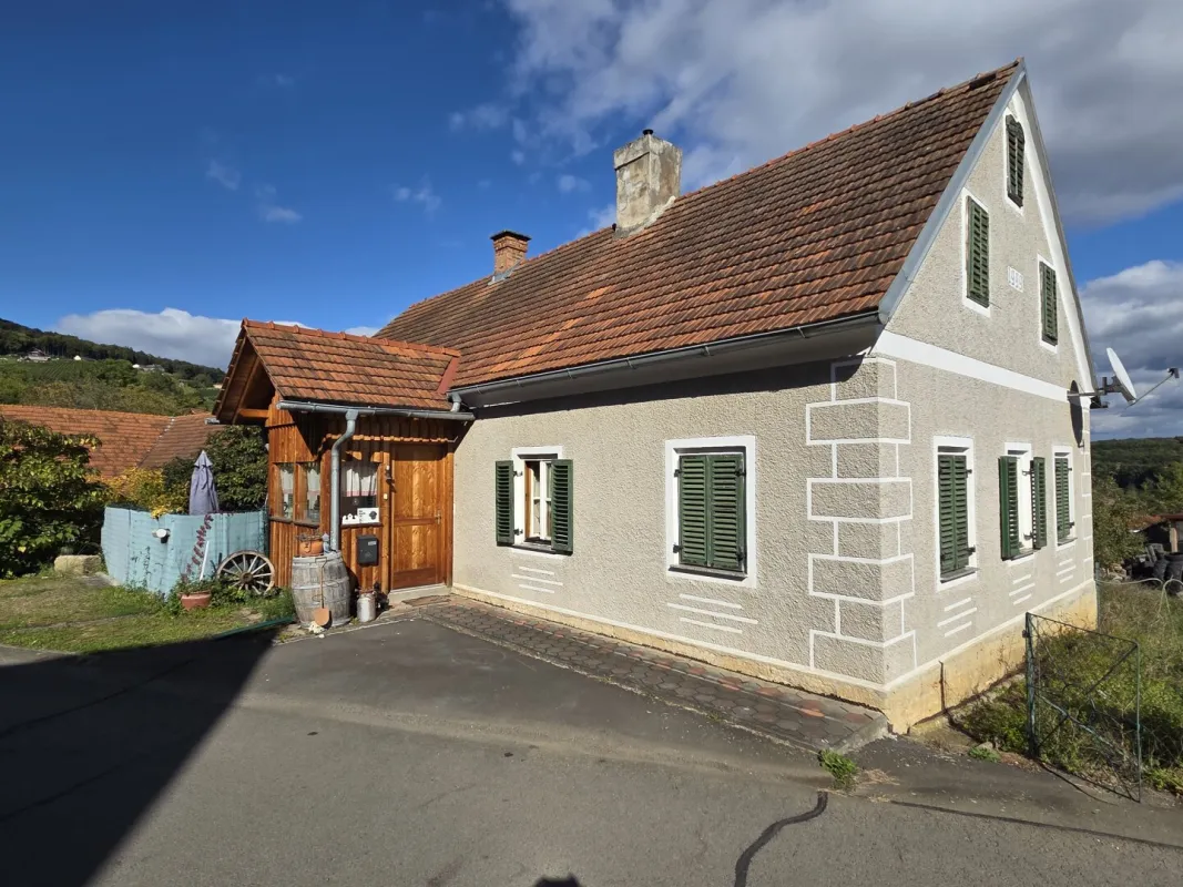 Älteres Bauernhaus an einer Sackgasse in ruhiger Lage mit weiterem freistehenden Nebengebäude. - Bild 1