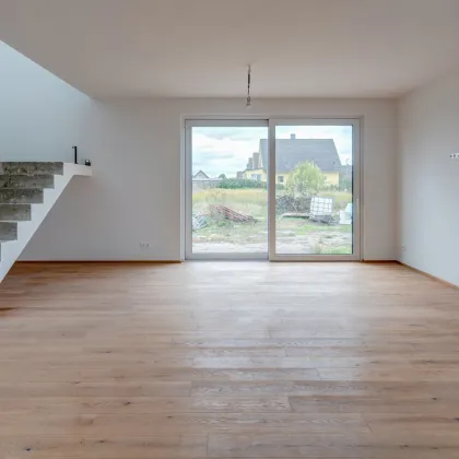 JETZT SCHLÜSSELFERTIG ! Moderne Doppelhaushälfte in Lassee - Perfektes Zuhause zum Erstbezug für die ganze Familie! - Bild 2