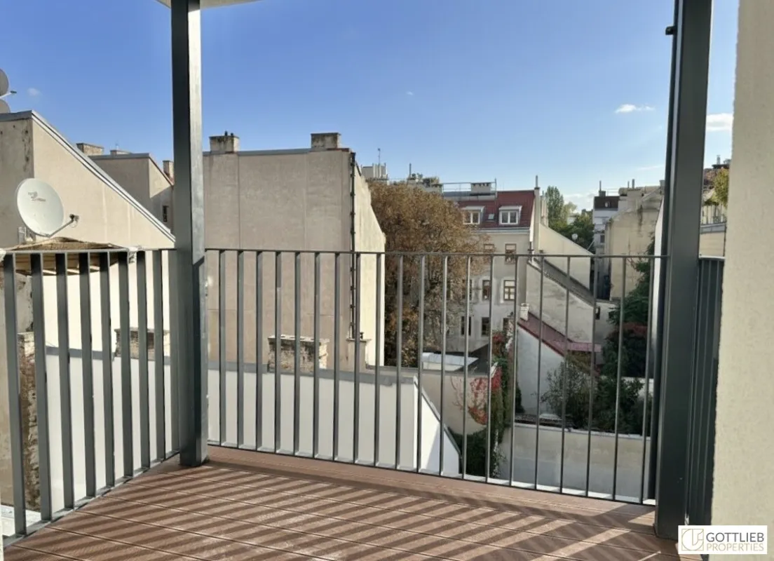 Erstbezug in U-Bahn-Nähe! Sonnige 3-Zimmer-Dachgeschoss-Wohnung mit Loggia und Balkon in Gründerzeithaus - Bild 1