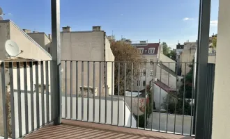 Erstbezug in U-Bahn-Nähe! Sonnige 3-Zimmer-Dachgeschoss-Wohnung mit Loggia und Balkon in Gründerzeithaus