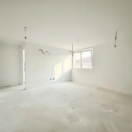 Erstbezug in U-Bahn-Nähe! Sonnige 3-Zimmer-Dachgeschoss-Wohnung mit Loggia und Balkon in Gründerzeithaus - Bild 3