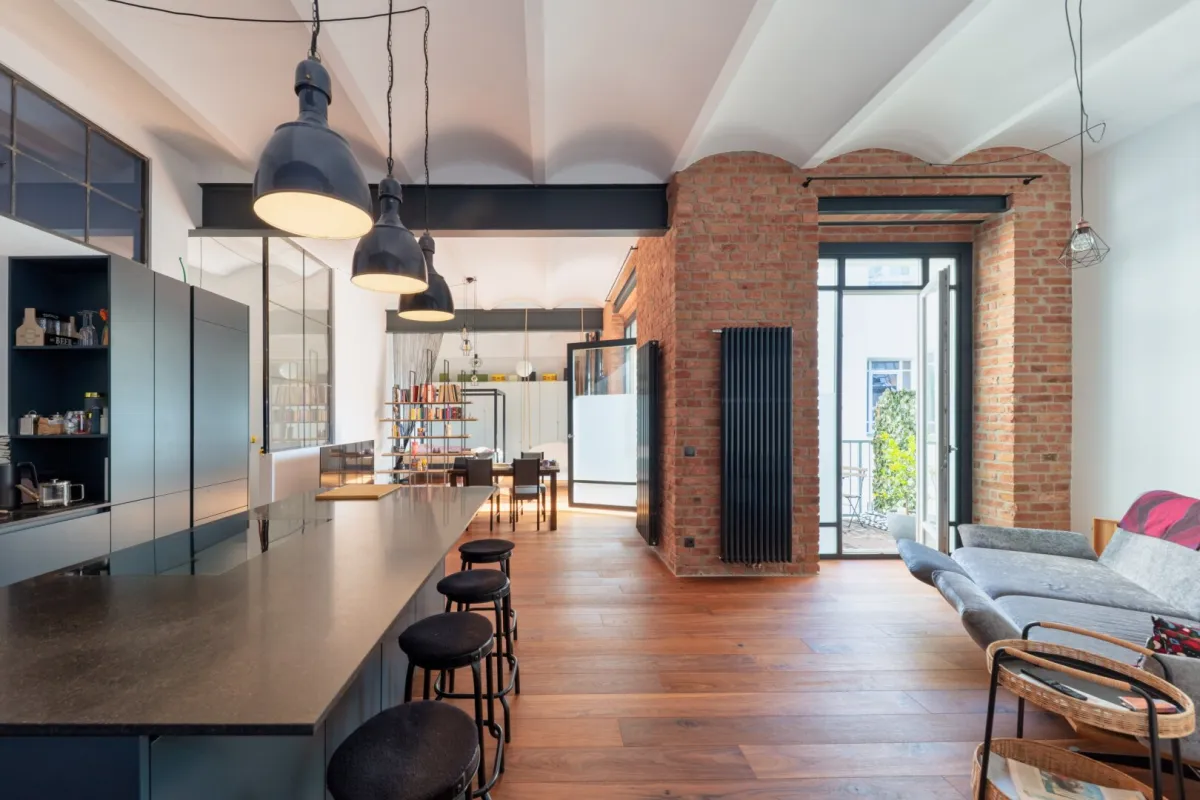 Stilvolle Loft-Wohnung mit Westbalkon & Premiumausstattung in historischem Fabriksgebäude - Bild 1
