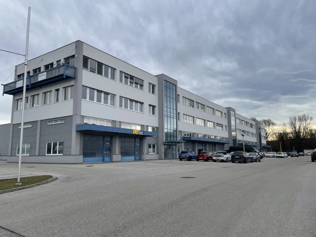 Ared Park: Lager- und Gewerbehalle mit Büro und Sektionaltor ca.142 m² - H19 - Bild 1