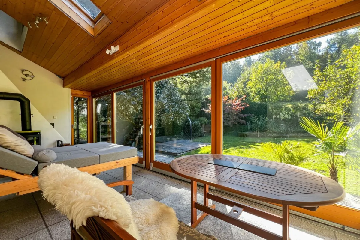 Privatsphäre pur: Einfamilienhaus in uneinsehbarer Lage mit schönem Garten - Bild 1