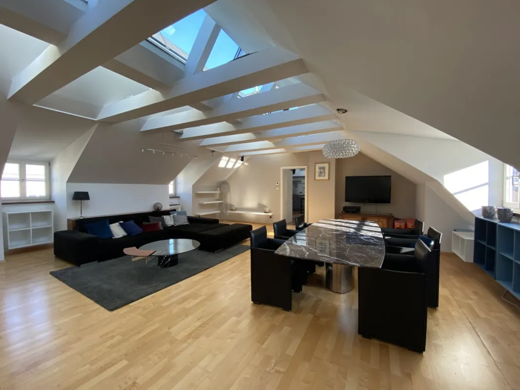 Lichtdurchflutete Dachgeschosswohnung im Herzen der Altstadt! - Bild 1