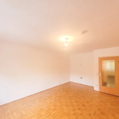 PROVISIONSFREI VOM EIGENTÜMER! GOSSARTIGE 3-ZIMMER WOHNUNG MIT LOGGIA NÄHE TROSTSTRASSE! - Bild 2