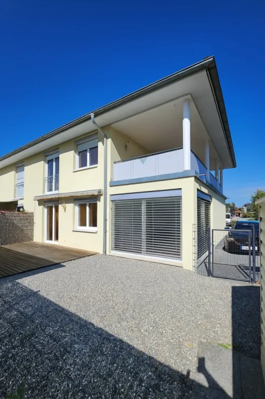 Architekten-Doppelhaushälfte mit Stil, Garten & Großzügige Terrasse im Obergeschoss - Bild 1