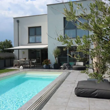 Modern Living in Enzersfeld – stilvolles Einfamilienhaus mit Garten & Pool - Bild 2